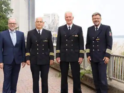 Polizeihauptkommissar Bernd Napierala (2. von links) tritt in Brake die Nachfolge von Uwe Hadeler (2. von rechts) an. Polizeipr&auml;sident Johann K&uuml;hme (links) und der Leiter der Wasserschutzpolizeiinspektion, J&ouml;rg Beensen, sind von der Personalentscheidung &uuml;berzeugt.