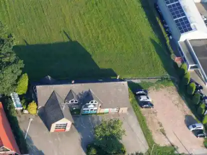 Das Dorfgemeinschaftshaus (DGH) Kayhauserfeld mit Au&szlig;enanlage aus der Vogelperspektive: Hier findet am Wochenende des 24./25. Septembers ein Dorffest anl&auml;sslich des 60. Geburtstags des Ortsb&uuml;rgervereins Kayhauserfeld statt.