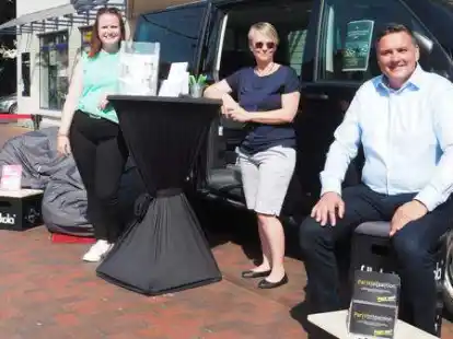 Jugendliche und die Politik zusammenbringen: Das soll das Jugendmobil k&uuml;nftig schaffen. Daf&uuml;r setzen sich unter anderem ein (von links): Fentke Stolle und Helga Clau&szlig;en (CDU) sowie B&uuml;rgermeister J&ouml;rg Skatulla.