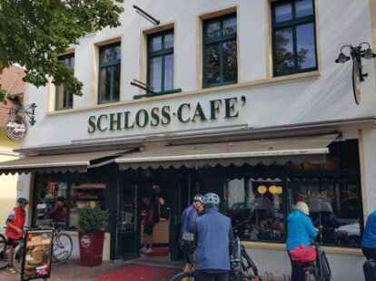 Filiale von M&uuml;ller & Egerer in Rastede: F&uuml;r Auszubildende und andere Mitarbeiter/innen will man auf dem Gel&auml;nde des fr&uuml;heren, nicht weit entfernten  Stammhauses der B&auml;ckerei einige Wohnungen bauen.