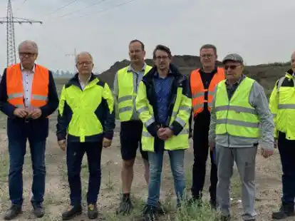 Vor dem Mast Nummer 36: Heiner Lauxtermann (Noch-B&uuml;rgermeister Zetel), Mathias Mendel (Pro-delocx), Frank Hobbie (Anwohner), Konrad Heideck (Avacon), Olaf Oetken (nachfolgender B&uuml;rgermeister Zetel), Jan Hobbie (Anwohner), Uwe Herion (Pro-delocx).