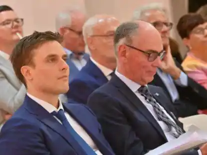 Der Journalist und Autor Constantin Schreiber (links) war Festredner bei der 50-Jahr-Feier VHS-Au&szlig;enstelle Hatten + Wardenburg in Sandkrug. Sein Sitznachbar: VHS-Gesch&auml;ftsf&uuml;hrer Andreas G&ouml;gel.