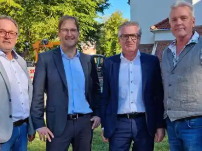 Diskutierten &uuml;ber die Stra&szlig;en von Siebethsburg: Jochen Borchers (Bauverein), Stadtbaurat Niksa Marusic, Tim Menke (TBW) und der Ratsvorsitzende Stefan Becker (v.li.).