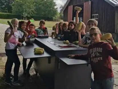 Reiche Ernte: Kinder der Schulgarten-AG der Grundschule Jeddeloh freuen sich &uuml;ber die mobile K&uuml;chenzeile, die ihnen die Zubereitung des geernteten Gem&uuml;ses k&uuml;nftig erleichtert.