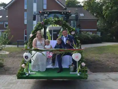 Wurden nach ihrer standesamtlichen Trauung in Falkenburg mit einem Trecker abgeholt: Desiree Heine und Christoph Eckert aus Steinkimmen mit ihren Kindern Levin und Lea.