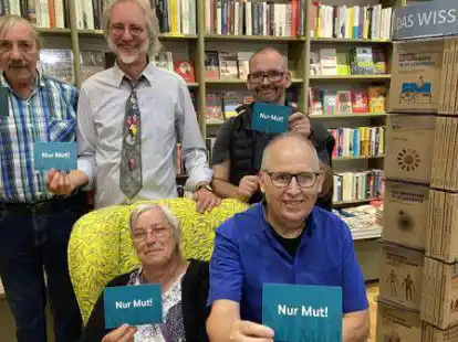 Wollen Mut machen: Hermann Fickenfrers (stehend von links), Achim Scholz, Marcus Niestroj, (sitzend) B&auml;rbel Kitzing  und Ernst Lorenzen trafen sich am Alphabetisierungstag in der Buchhandlung.
