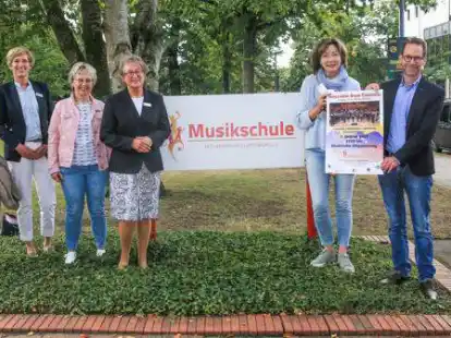 Freuen sich auf den Auftritt der Venezolaner (von links): Dr. Stephanie Abke (EWE-Stiftung), Birgit Popien (Dr. Hildegard Schnetkamp Stiftung), Sabine Arnold und Christine Grimme (Lions Club Oldenburger M&uuml;nsterland), Mechthild Antons (Kulturforum Cloppenburg), Ulrich Schmidt (Kreismusikschule) und Alexandra Raker (OLB-Stiftung).