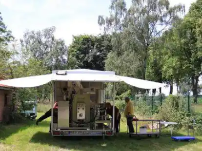 Sie presst frischen Apfelsaft: die Packpresse mit einer Maschinenleistung von 600 Kilogramm pro Stunde.