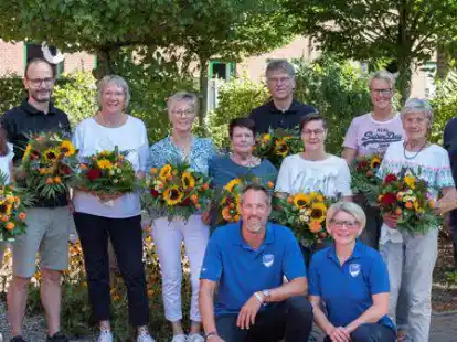 Ehrung f&uuml;r langj&auml;hrige Mitglieder beim TuS Augustfehn (von links, stehend): Sandra Stickfort-Frerichs, Marc Stickfort, Elfriede Gr&uuml;njes, Gisela Boyken, Annelore Springer, Holger T&ouml;bermann, Gerlinde Kruse, Kirsten Borchers, Hella Borchers und Stefan Frerichs. Blumen und viel Lob f&uuml;r ihre langj&auml;hrige Treue bekamen die zehn, die zur Feierstunde gekommen waren, von Vereinschef Kai Wienken (vorn knieend) und seiner Stellvertreterin Wiebke Ruseler-Hemken.