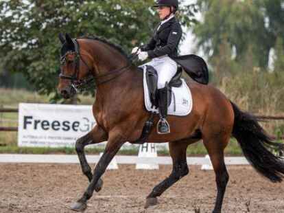 Siegte beim gro&szlig;en Turnier des RuF Hooksiel in der Dressurpr&uuml;fung der Klasse M*: Louisa Wedermann (RC Friederikensiel) im Sattel von Herzensliebe