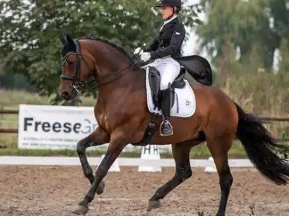 Siegte beim gro&szlig;en Turnier des RuF Hooksiel in der Dressurpr&uuml;fung der Klasse M*: Louisa Wedermann (RC Friederikensiel) im Sattel von Herzensliebe