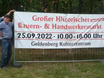 Gro&szlig;e Hinweistafeln wurden bereits von Mitgliedern der Dorfgemeinschaft aufgestellt, wie hier von Heinz-Gerd Olliges (v.l.), Heribert von der Horst und Hans Luker.