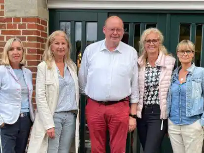 Bereiten die Sommerparty vor: die Arbeitsgruppe zusammen mit Uwe Meyer, Betreiber des Scholjegerdes Hof, und Lions-Club-Ammerland-Pr&auml;sidentin Sabine Burmeister (rechts).