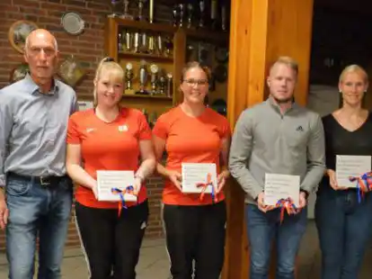 Friesensportler erhielten W&uuml;rdigung: Bei der Jahreshauptversammlung des KBV &bdquo;Lat&rsquo;n rull&rsquo;n&ldquo; Schweinebr&uuml;ck wurden unter anderem die EM-Teilnehmer Chantal Bohlen, Astrid Hinrichs, S&ouml;ren Bruhn und Lena Stulke geehrt.
