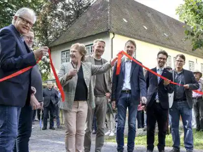 Karin Evers-Meyer gab mit einem Scherenschnitt den Park frei.