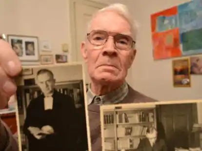 R&uuml;diger Schmidt mit Bildern seines Vaters Dr. Hans Schmidt, ein f&uuml;hrender Vertreter der &bdquo;Bekennenden Kirche&bdquo;, die auch seinen Sohn schon fr&uuml;h gepr&auml;gt hatte.