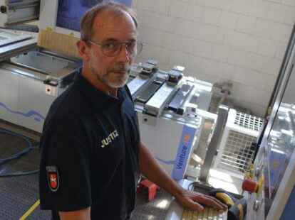 Arbeitet an einer Fr&auml;se: Tischlermeister Johannes Budde in der JVA Oldenburg.