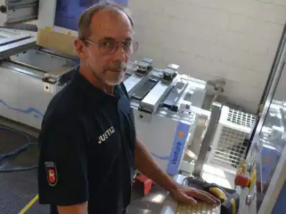 Arbeitet an einer Fr&auml;se: Tischlermeister Johannes Budde in der JVA Oldenburg.