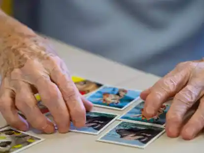 Eine Bewohnerin eines Altenheims spielt auf einer Pflegestation das Spiel &bdquo;Memory&ldquo; und legt Kartenpaare zusammen (Symbolbild).