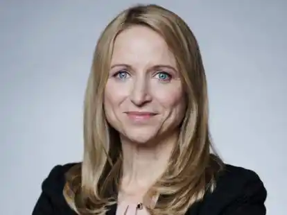 Zu Gast im Beachclub Nethen: Daniela Kluckert, Parlamentarische Staatssekret&auml;rin im Bundesministerium  f&uuml;r Digitales und Verkehr