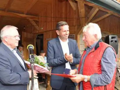 Bei der Verleihung der Willy-Brandt-Gedenkmedaille (von links): Michael Waringer, Olaf Lies und J&ouml;rg Weden