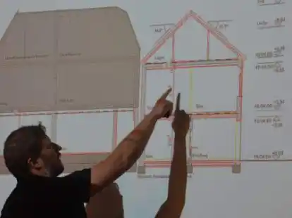 Architekt Christian Oberteicher stellte den Planungsstand im Bauausschuss Aurich vor, hier an den beiden denkmalgesch&uuml;tzten Geb&auml;uden.