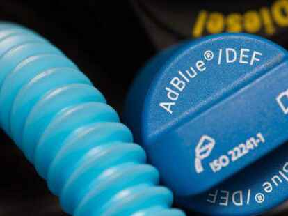 Der Dieselreiniger AdBlue wird knapp. Viele Hersteller haben aufgrund der hohen Erdgaspreise die Produktion runter gefahren.