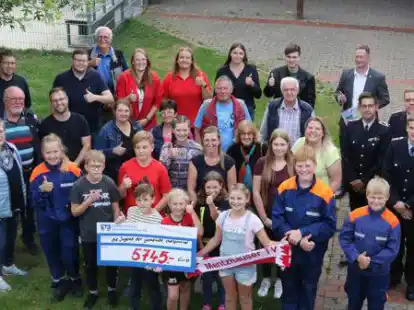 Im Bild vorne links Ursel und Peter Czwalinna, die den Scheck f&uuml;r die Jugendarbeit &uuml;berreichten.