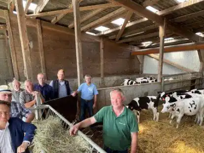 Landwirte und Jagdp&auml;chter diskutierten und informierten auf dem Hof von Jann Janssen (rechts) in Schenum &uuml;ber die akute Wolfsproblematik.