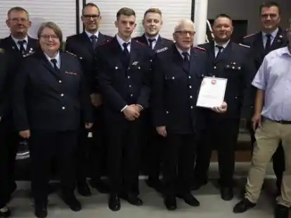Bei der JHV der Feuerwehr Harpstedt bef&ouml;rdert und geehrt (von links): Li Friedrichs, Thomas Heuermann (Ortsbrandmeister), Kristina Sander, Kai Constabel, Marlon Landgraf, Mika Edelsbacher, Heiner Hannekum (geehrt f&uuml;r 40 Jahre Mitgliedschaft), Christoph Windhusen (stellvertretender Ortsbrandmeister), Nico Sparkuhl (Gemeindebrandmeister) und Yves Nagel (Samtgemeindeb&uuml;rgermeister).