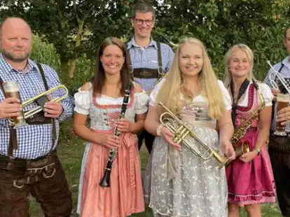 Mitglieder vom &bdquo;Blaso&ldquo; stimmen auf das zweit&auml;gige Oktoberfest in Beckeln ein.
