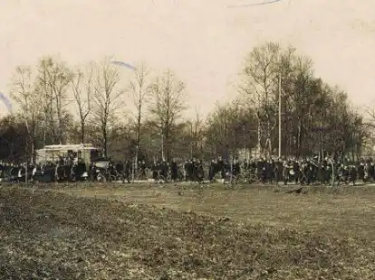 Der Abschied aus dem Jahr 1928: Familie Willenborg/Kleefeld wurde mit einer gro&szlig;en Abordnung nach Kanada verabschiedet.