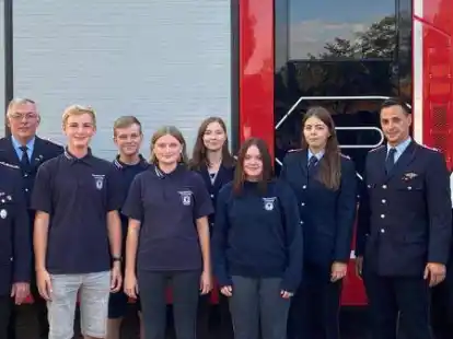 Das Bild beweist es: Kirchhattens Feuerwehrnachwuchs hat viele M&auml;dchen im Team; (von links) Holger Busch, J&uuml;rgen Brumund, Eric Scudlo, Jannis Karnbach, Mia D&uuml;ssmann, Jennifer Hillen, Lena Grotel&uuml;schen, Josephine Brumund und Martin Grunewald.