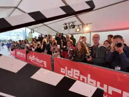 Bereit zum Knipsen: Viele Fotografen versammelten sich zur Er&ouml;ffnungsgala des Oldenburger Filmfests am roten Teppich, um die diesj&auml;hrigen G&auml;ste ablichten zu k&ouml;nnen.