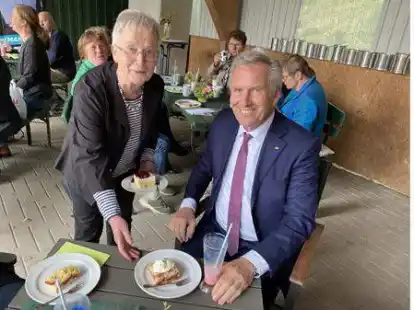 Annegret Schildt versorgt Christian Wulff mit frisch gebackenem Kuchen und Buttermilch.
