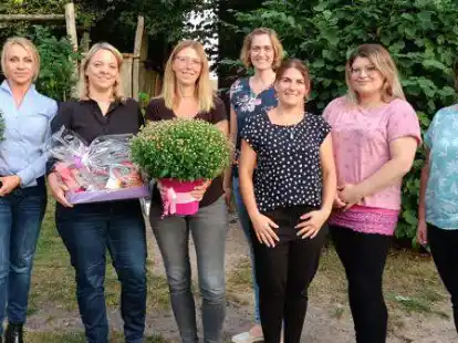 Daria Neugebauer, Verena Hilker und Anita Kasper (von links) aus dem alten Vorstand wurden abgel&ouml;st von Heike Wohlfeil, Evelin Nawrocki, Rabea Feldhusen und Joana Stahl. Zum neuen Vorstand geh&ouml;ren au&szlig;erdem Christoph Eilers und Petra Boelsen-Gang, die auf dem Bild fehlen.