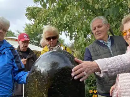 Beim Wasser- und Skulpturengarten wurde den Erblindeten und Sehbehinderten die Beschaffenheit des Wassersteins beschrieben: Beim Tasten bemerkten die G&auml;ste raue, aber auch glatte Stellen an der Oberfl&auml;che des Steins.