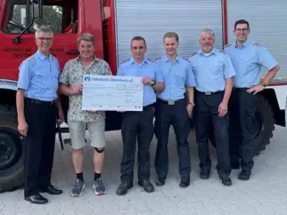 Freudig nahmen sie den Spendenscheck von Busunternehmer Wolfgang Hilgen (2. von links) in Empfang: (von links) Ortsbrandmeister Uwe Hilgen, Jugendfeuerwehrwart Nils Nitschke, Stellv. Jugendfeuerwehrwart Jonas Niedrig, Hartmut Deeken und Florian &Ouml;tjen-Meyer (Gr&uuml;ndungswarte der Jugendfeuerwehr).