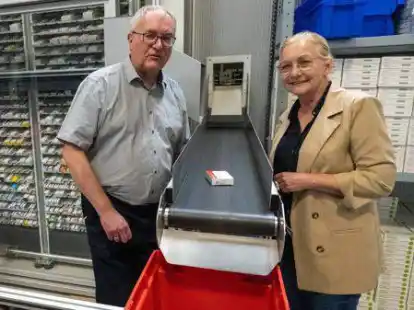 Ralf Boldt, Gesch&auml;ftsbereichsleiter IT, und Dr. Beate Jungmann-Klaar, Leiterin der Apotheke, arbeiten im Klinikum k&uuml;nftig mit digitalen Verordnungen und verblisterten Medikamenten.