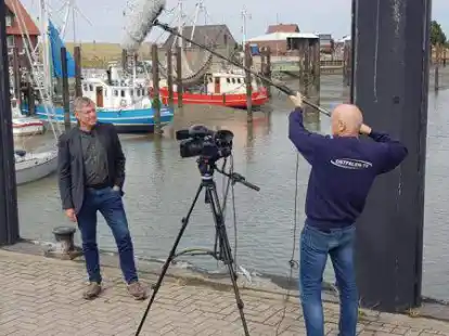 Dreh im Fedderwardersieler Hafen: Hier hat Reiner Kohlbrecher Hans-Joachim Jan&szlig;en von den Gr&uuml;nen interviewt.