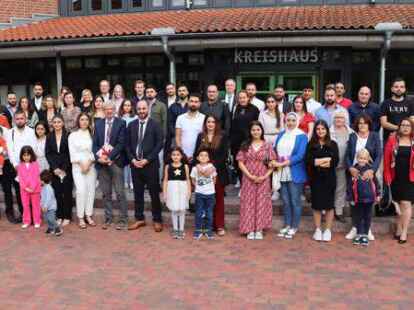 34 Personen erhielten bei der 51. Einb&uuml;rgerungsfeier des Landkreises Oldenburg im Kreishaus in Wildeshausen ihre Urkunden. Angeh&ouml;rige und Vertreter der Verwaltung und der Politik waren bei der Feierstunde ebenfalls anwesend.