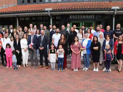 34 Personen erhielten bei der 51. Einb&uuml;rgerungsfeier des Landkreises Oldenburg im Kreishaus in Wildeshausen ihre Urkunden. Angeh&ouml;rige und Vertreter der Verwaltung und der Politik waren bei der Feierstunde ebenfalls anwesend.