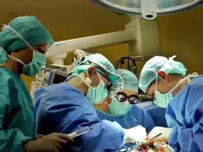 &Auml;rzte und Assistenten stehen am 15.01.2010 in einem Operationssaal einer Klinik. Die Arbeitsbedingungen der Krankenhaus&auml;rzte haben sich weiter versch&auml;rft.