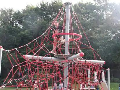 Kaum eingeweiht, schon wird es flei&szlig;ig genutzt: Ein Sch&uuml;ler der Astrid-Lindgren-Schule probiert sich am Kletterger&uuml;st.