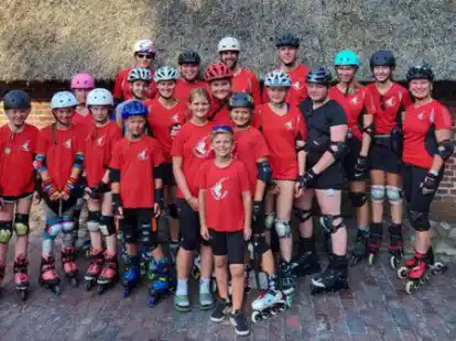 &bdquo;Lasst uns skaten!&ldquo;: Mitglieder des TV Neuenburg nahmen an einer Skatetour teil.