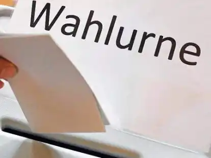 In einem Wahllokal wird ein Stimmzettel in eine Wahlurne geworfen. Am 9. Oktober sind auch die Stimmen der Oldenburgerinnen und Oldenburger gefragt.