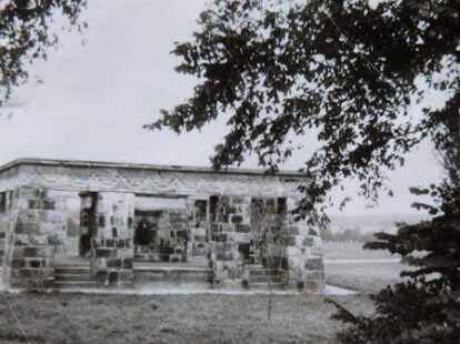 Das Kriegerdenkmal auf dem Burgberg wurde 1924 f&uuml;r die Gefallenen des Ersten Weltkriegs eingeweiht. 50 Jahre nach dem Ausbruch des Zweiten Weltkriegs wurde 1989 eine neue Gedenktafel angebracht.