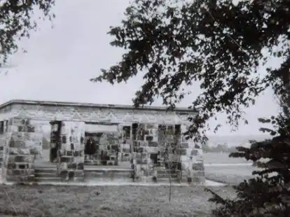 Das Kriegerdenkmal auf dem Burgberg wurde 1924 f&uuml;r die Gefallenen des Ersten Weltkriegs eingeweiht. 50 Jahre nach dem Ausbruch des Zweiten Weltkriegs wurde 1989 eine neue Gedenktafel angebracht.