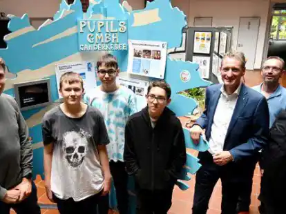 Bereit f&uuml;r den Infotag am Sonntag: Lars H&uuml;benthal (von links)und die Sch&uuml;ler Max, Tobias und Lennard sowie B&uuml;rgermeister Ralf Wessel, Markus Pohl und  Schulleiter Rainer M&uuml;ller.