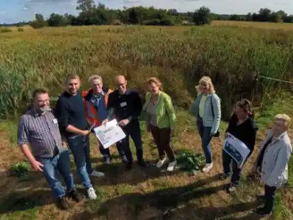 Dr. Colja Beyer (Vierter von links) und andere Experten informierten SPD-Landtagskandidat Thore G&uuml;ldner (Zweiter von links) sowie die Bundetagsabgeordnete Susanne Mittag und die stv. B&uuml;rgermeisterin Christel Zie&szlig;ler (Vierte und Dritte von rechts) &uuml;ber das Projekt im Hohenb&ouml;kener Moor.